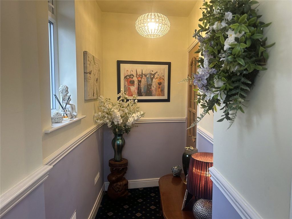 Property photo 2 of 22 Entrance Halway