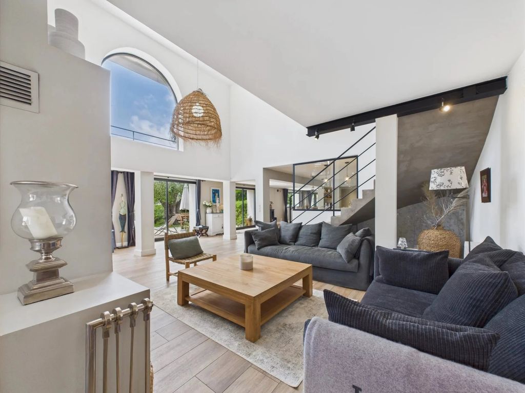 Property photo 2 of 32