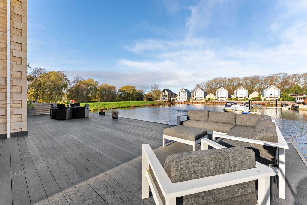 Property photo 2 of 33