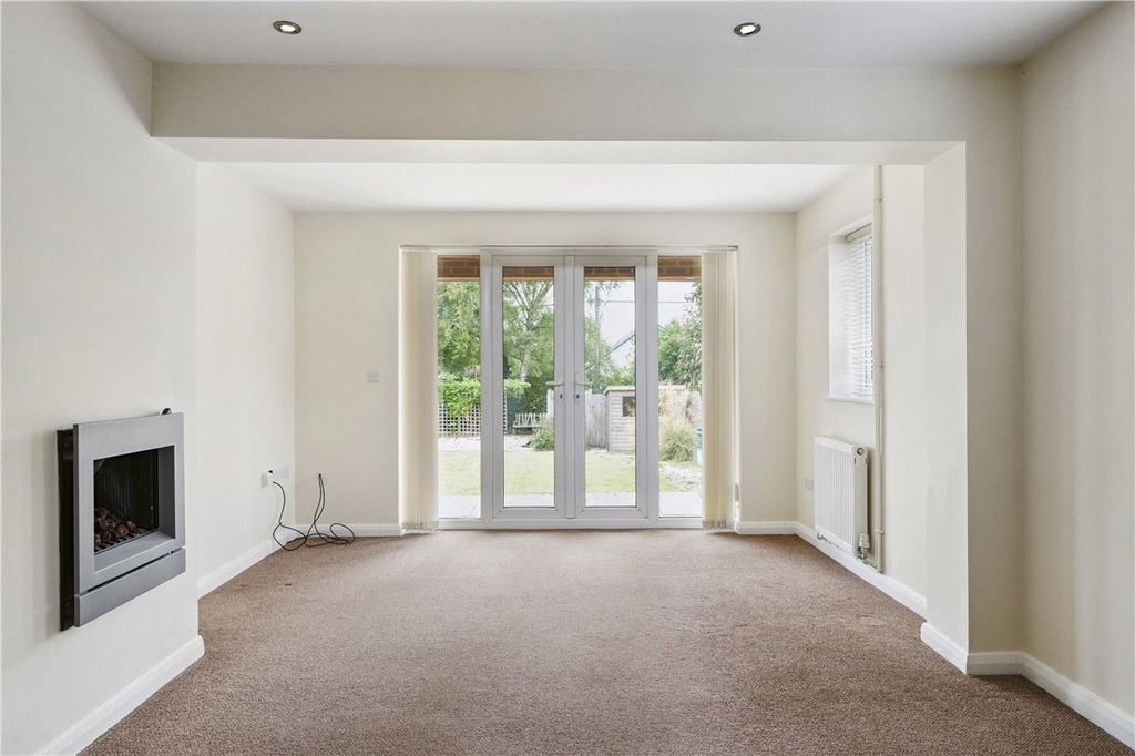 Property photo 2 of 18 Sitting Room