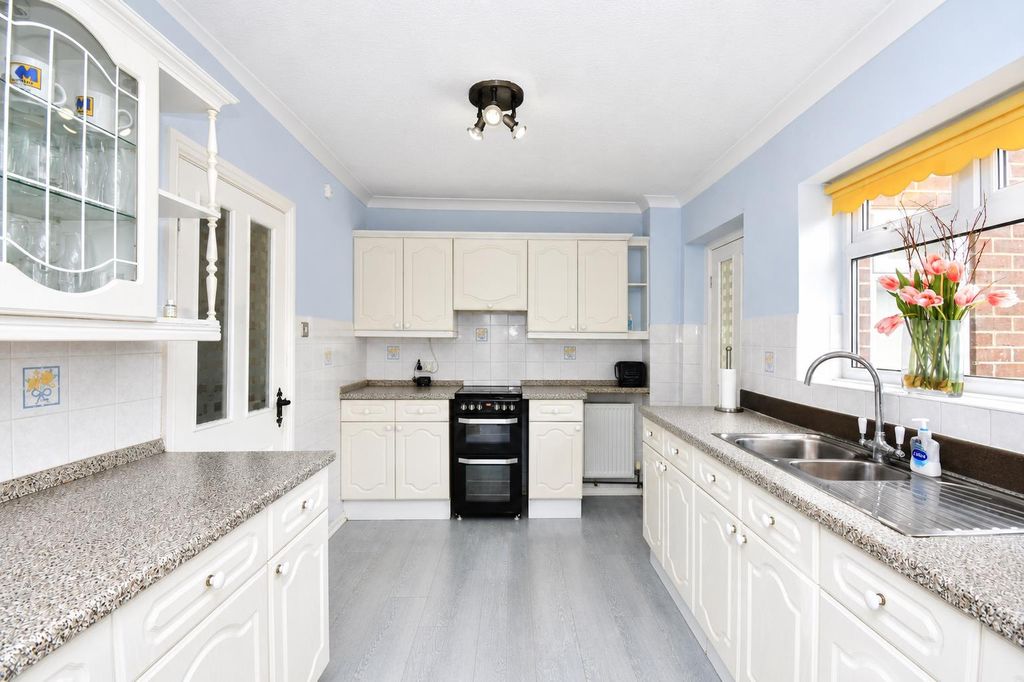 Property photo 3 of 16 Kitchen