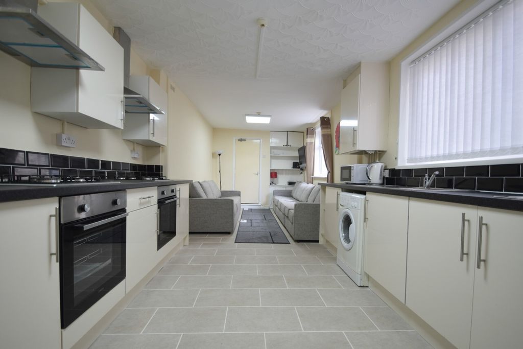 Property photo 1 of 17 Photo 6