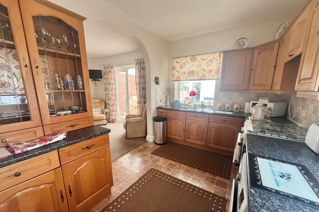 Property photo 3 of 11 Kitchen