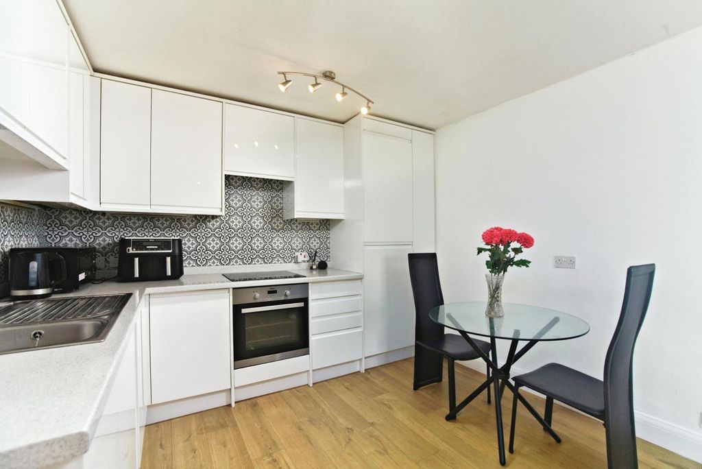 Property photo 3 of 18 Pbox-Img.Jpg