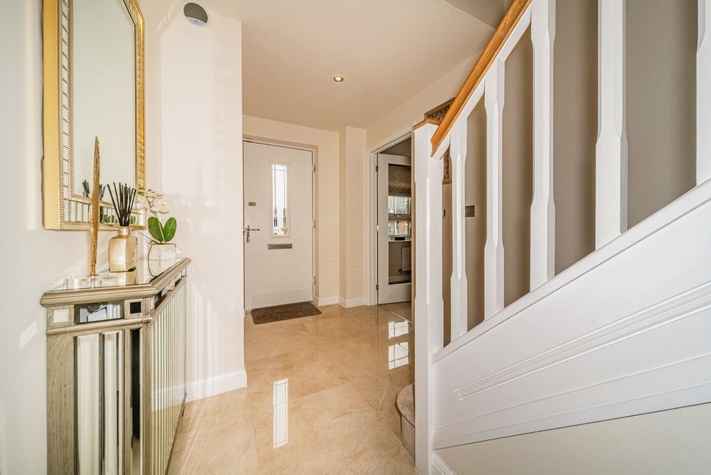 Property photo 2 of 14 Hallway