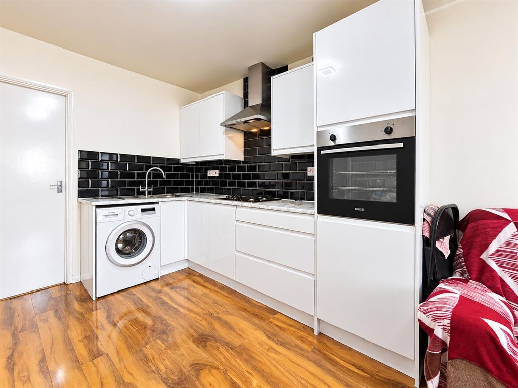 Property photo 2 of 7 Kitchen
