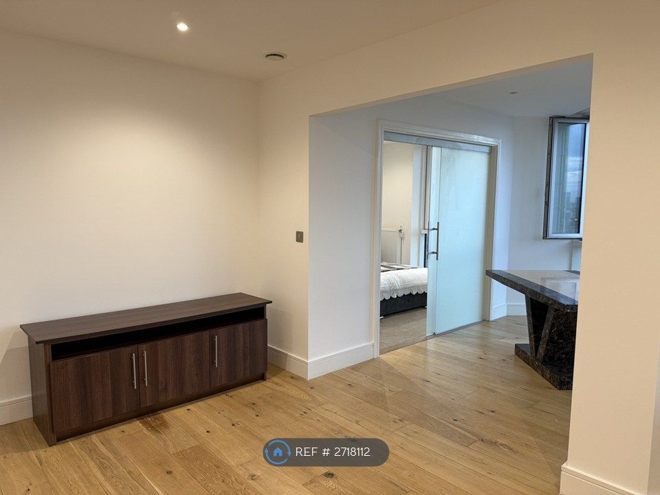 Property photo 3 of 20 Livingroom / Diner