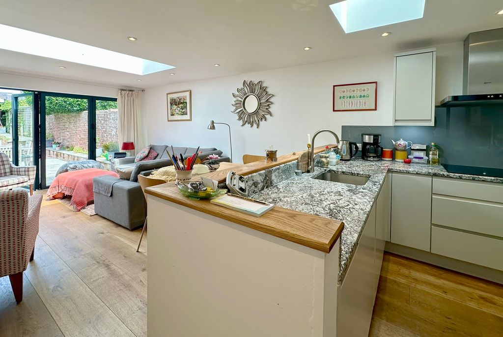 Property photo 2 of 12 5Np Kitchen 4