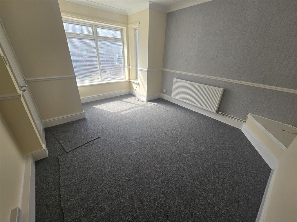 Property photo 2 of 12 Lounge Flat 1