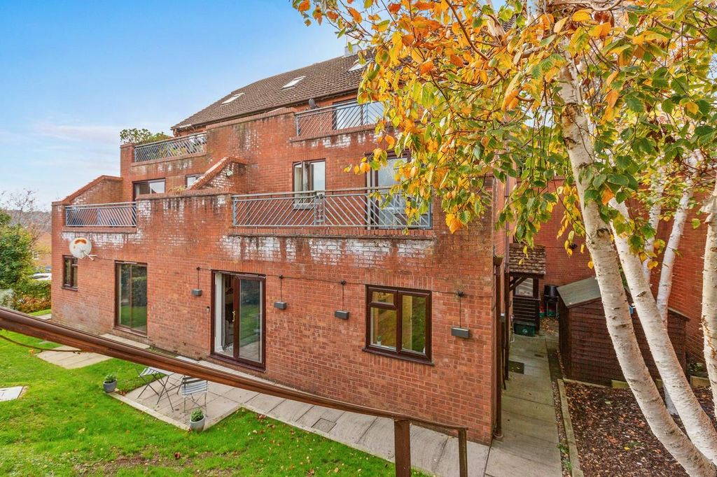 Property photo 1 of 16 Thumbnail_18 Flitcroft Lea, Hp13 5Le-9.Jpg