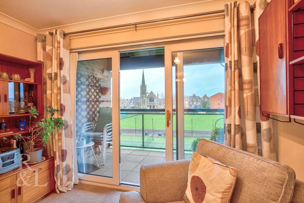 Property photo 3 of 14 34 Marlborough Court (14).Jpg