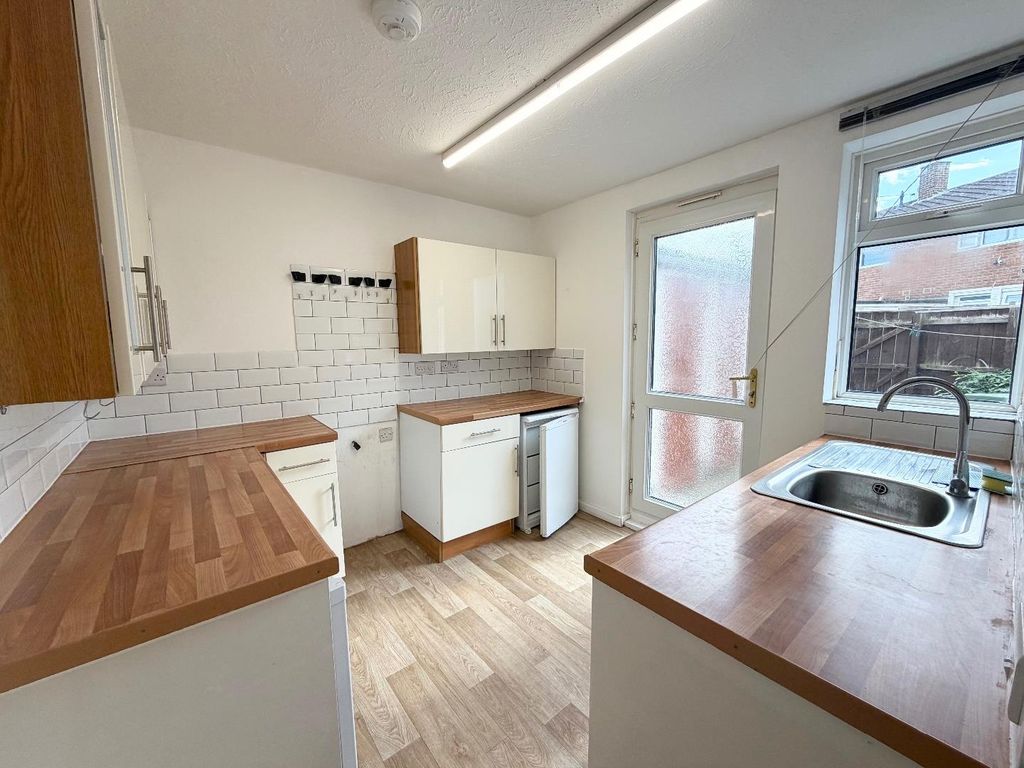 Property photo 3 of 11 Kitchen
