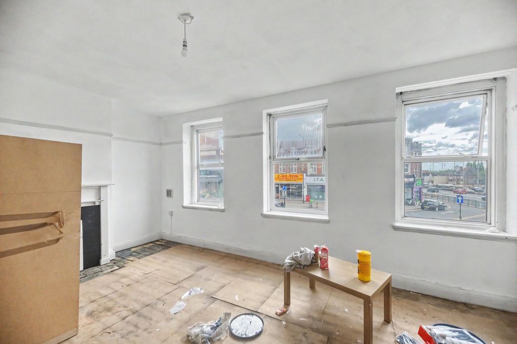 Property photo 3 of 14 346A Neasden Lane, Neasden, London Nw10 0Ep