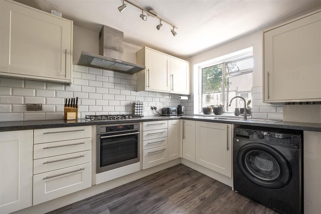 Property photo 3 of 20 Buxton Drive, E11