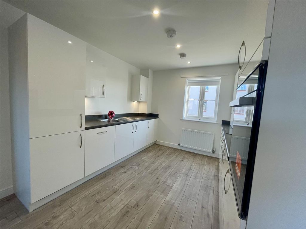 Property photo 2 of 10 Kitchen
