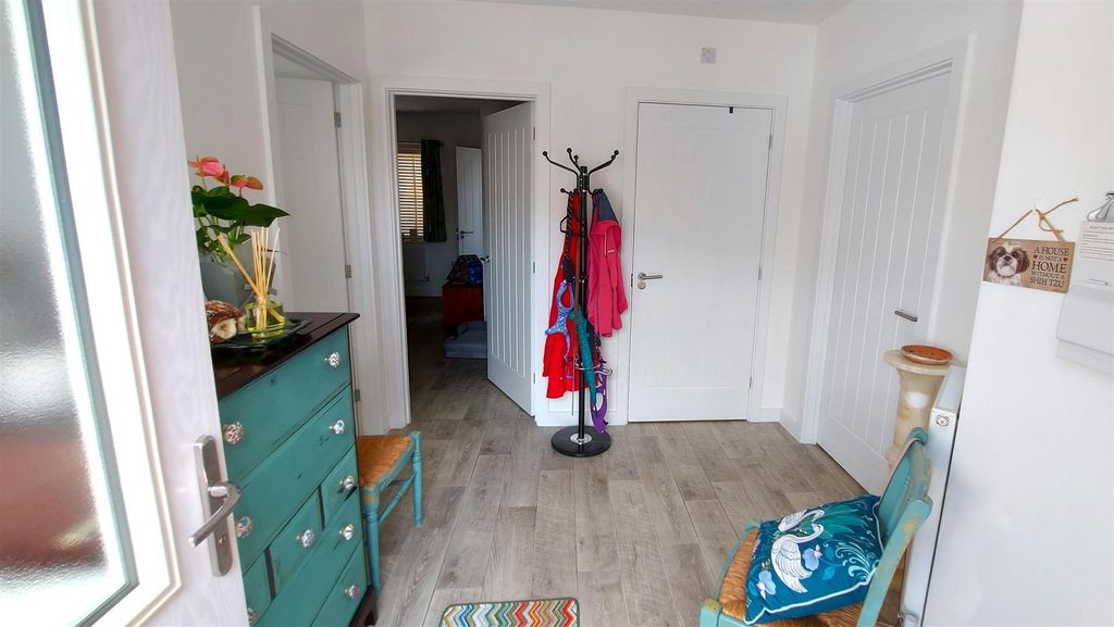 Property photo 2 of 25 Entrance Hall