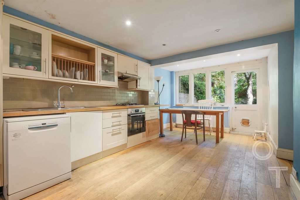 Property photo 3 of 12 Kitchen