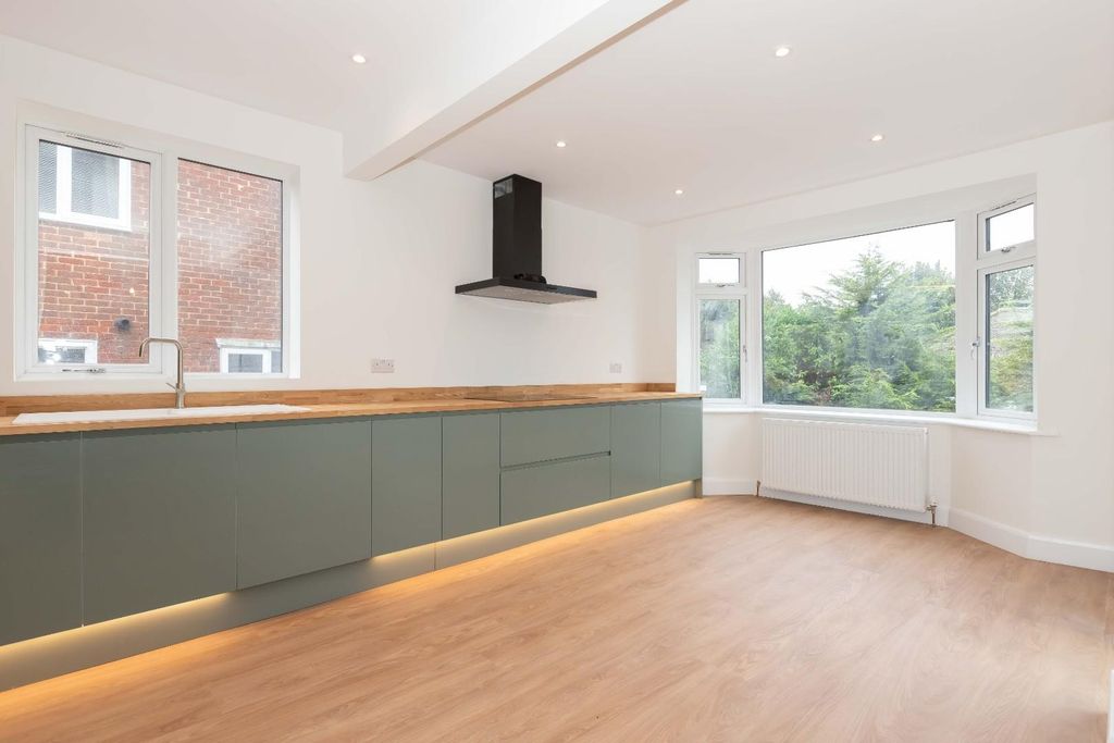 Property photo 3 of 31 46 Warren Way_19.Jpg