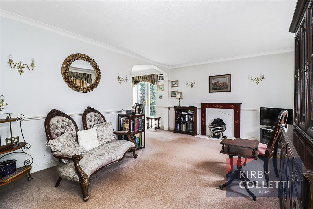 Property photo 3 of 19 Lounge