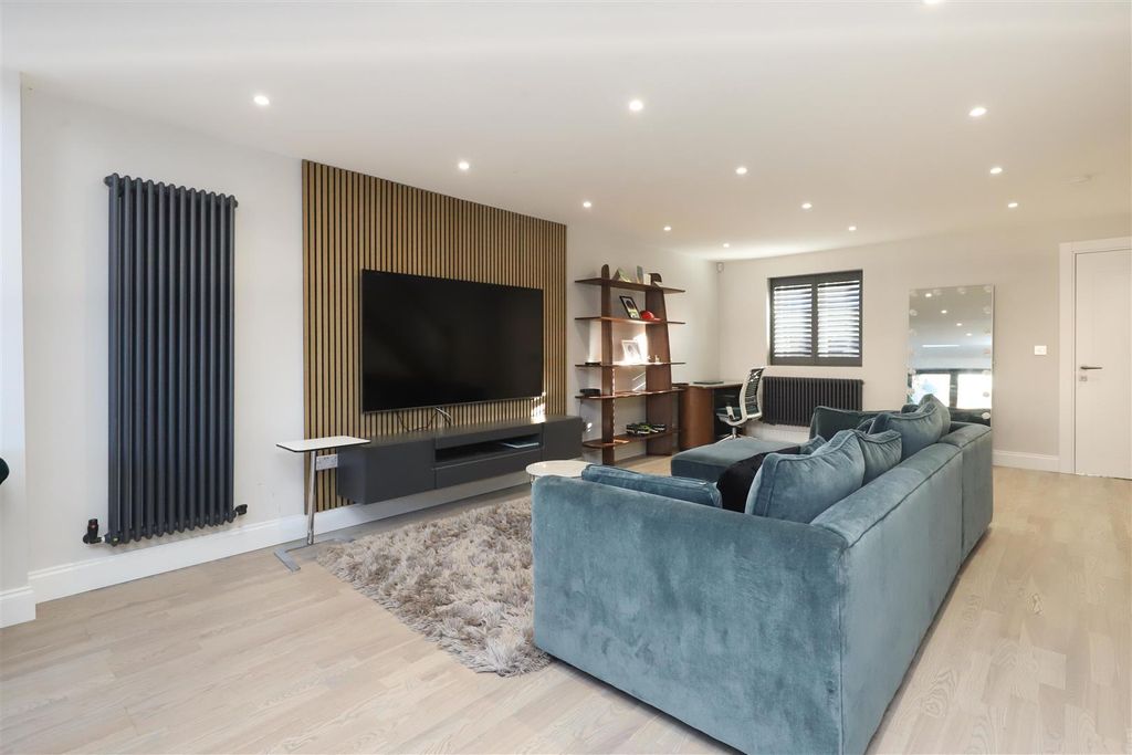 Property photo 2 of 18 Living Room