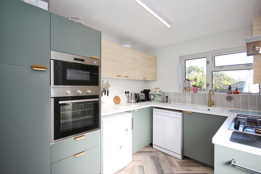 Property photo 3 of 17 Kitchen