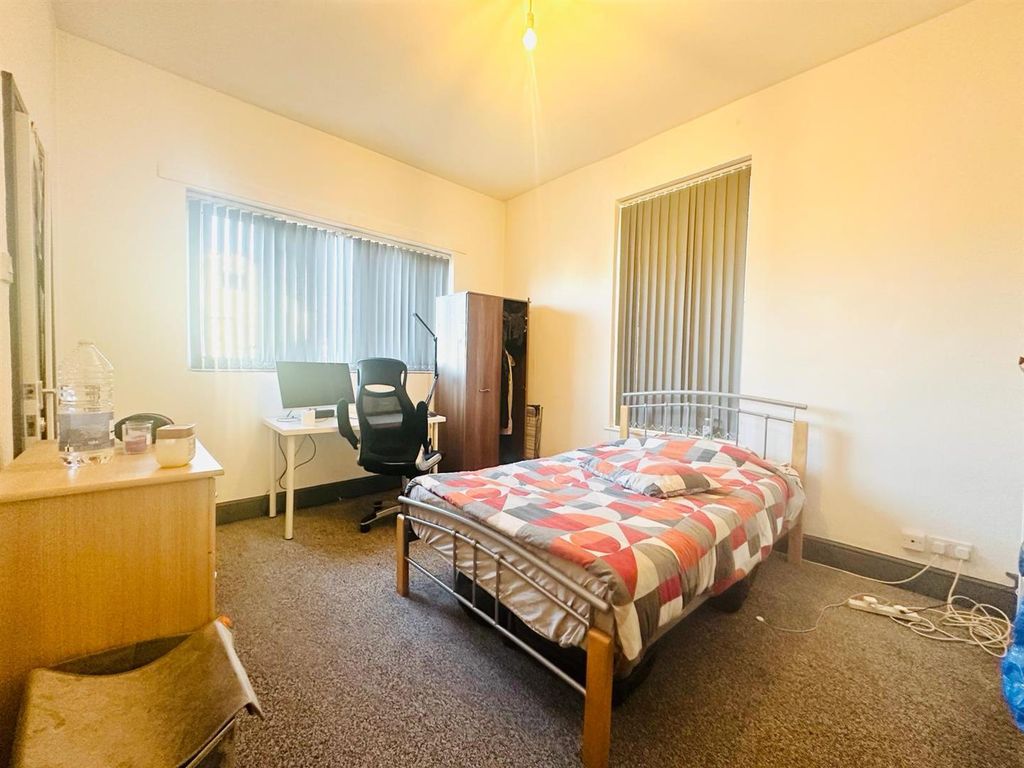 Property photo 2 of 5 Studio