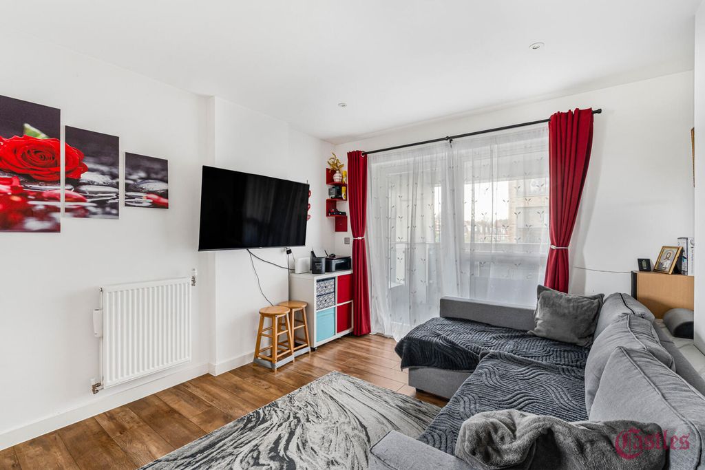 Property photo 3 of 28 Living Room