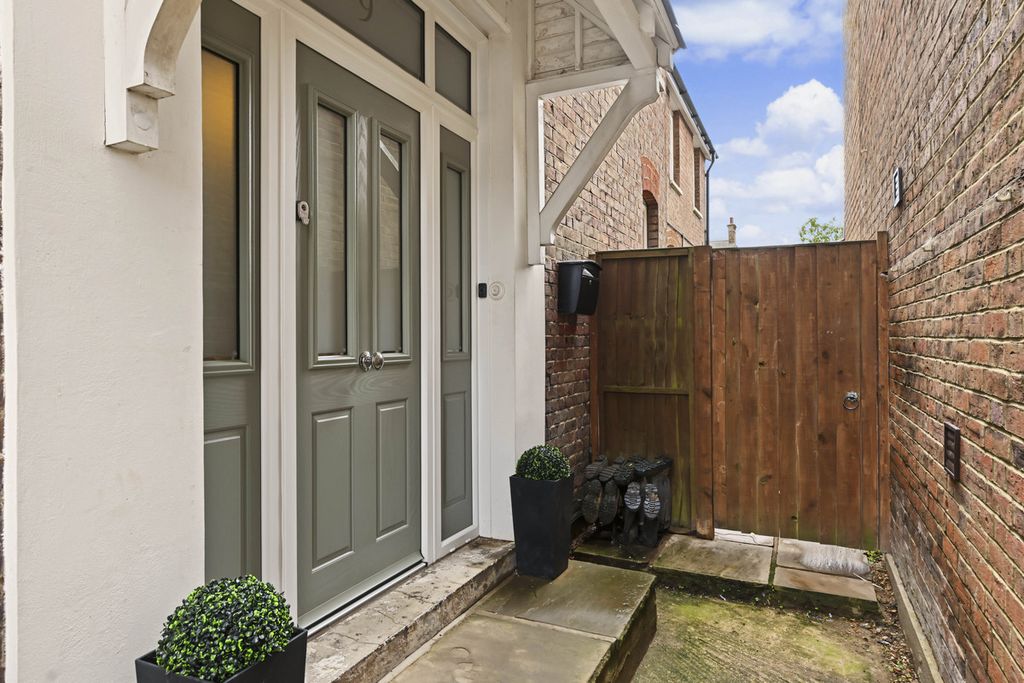 Property photo 2 of 28