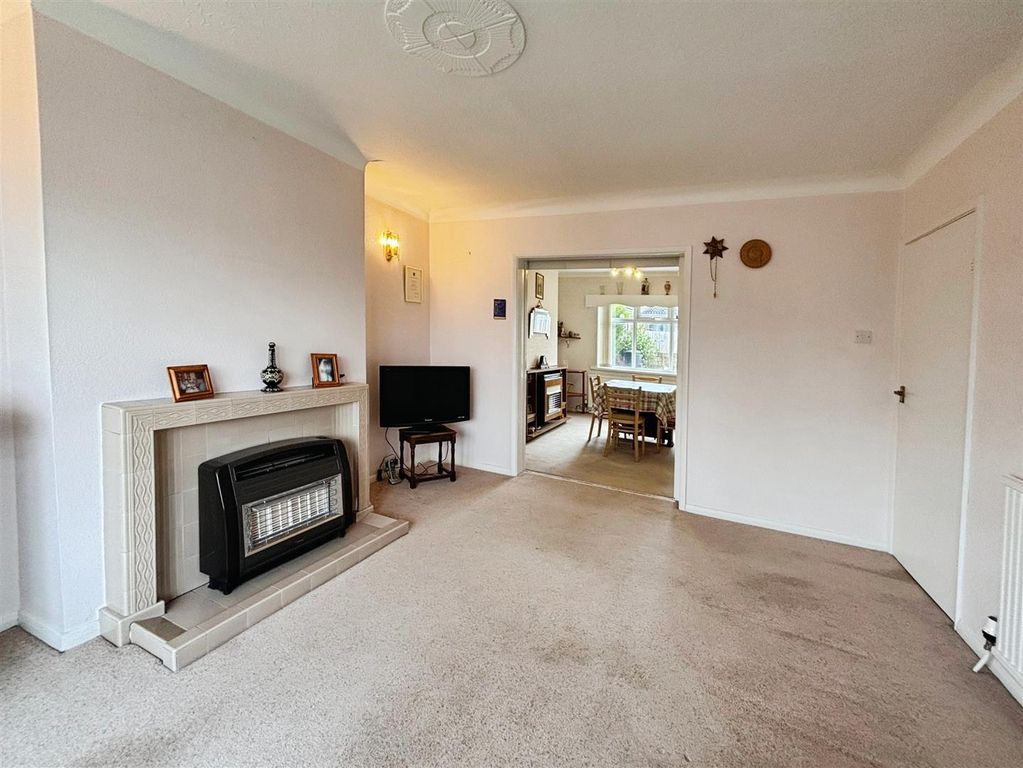 Property photo 3 of 19 Lounge