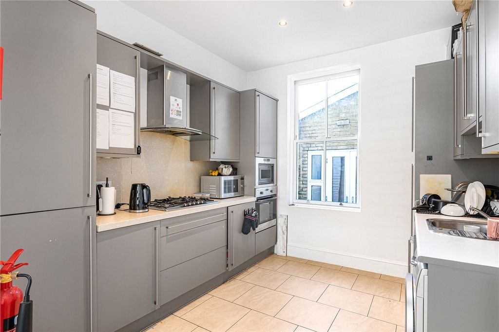 Property photo 3 of 19 Kitchen
