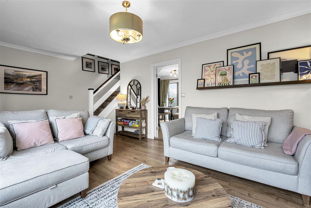 Property photo 2 of 20 Lounge