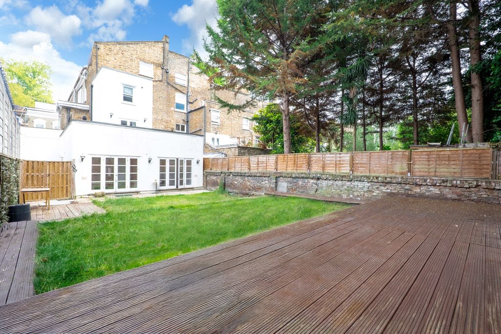 Property photo 1 of 9 3 Bed Garden Flat To Rent