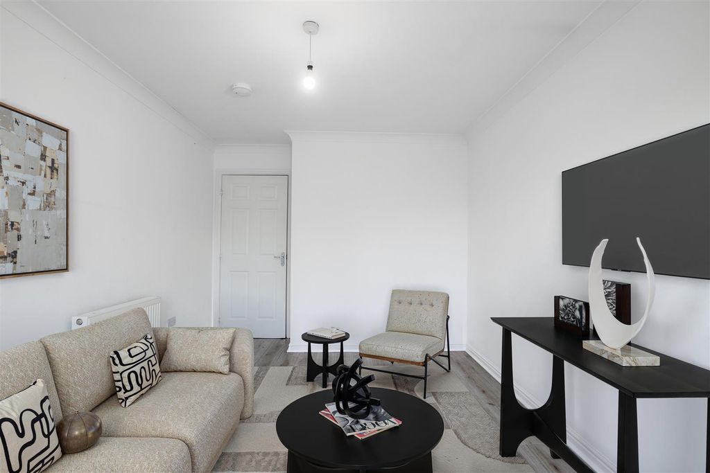 Property photo 3 of 13 Lounge