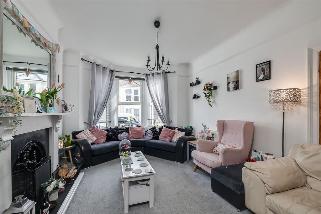 Property photo 2 of 17 Lounge