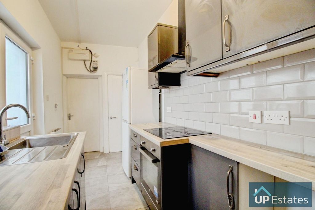 Property photo 2 of 8 F