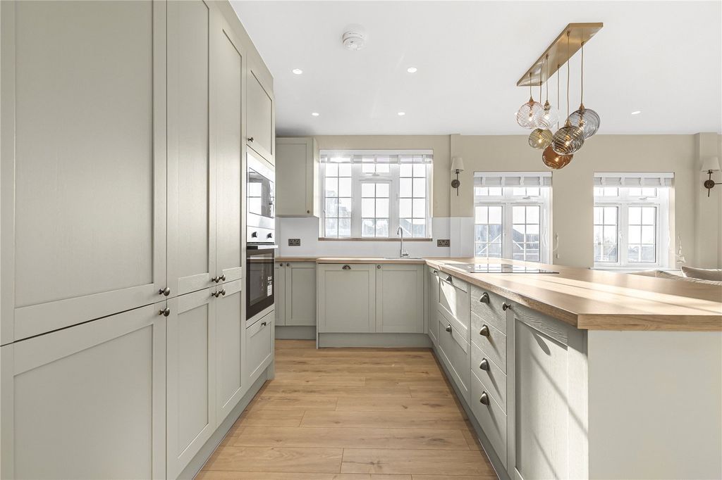 Property photo 2 of 10 Kitchen