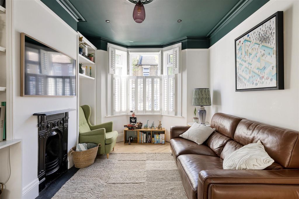 Property photo 3 of 51 Cheneys Road, E11