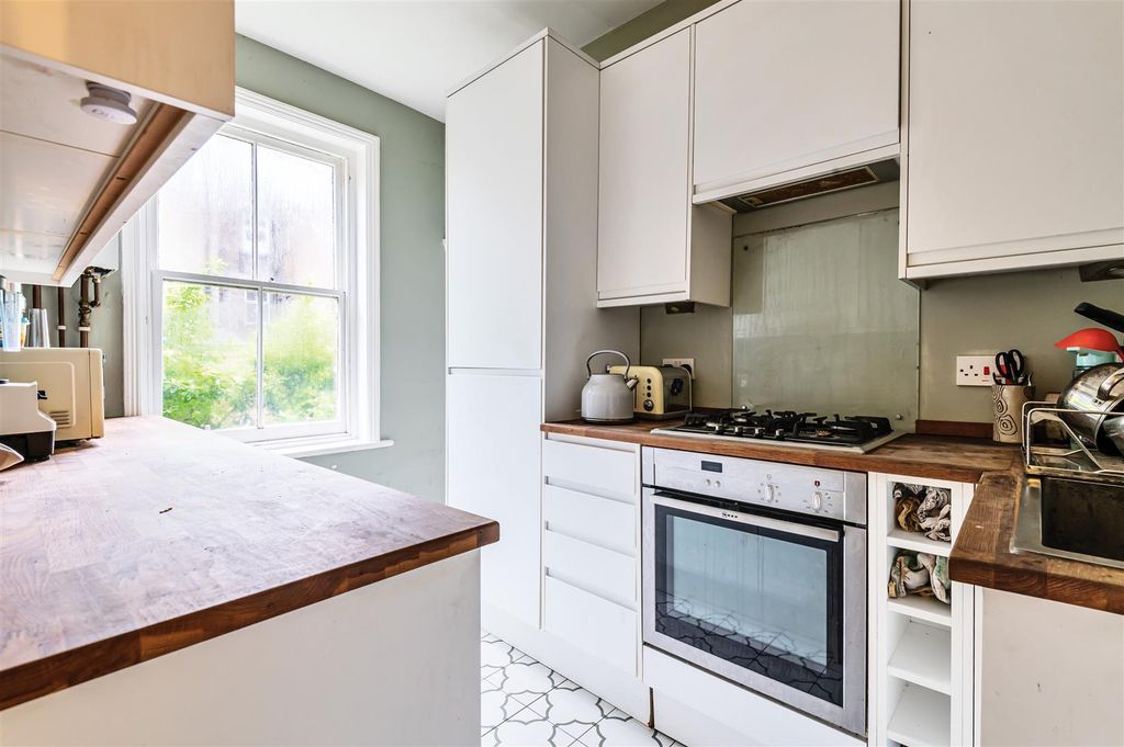 Property photo 3 of 10 Kitchen