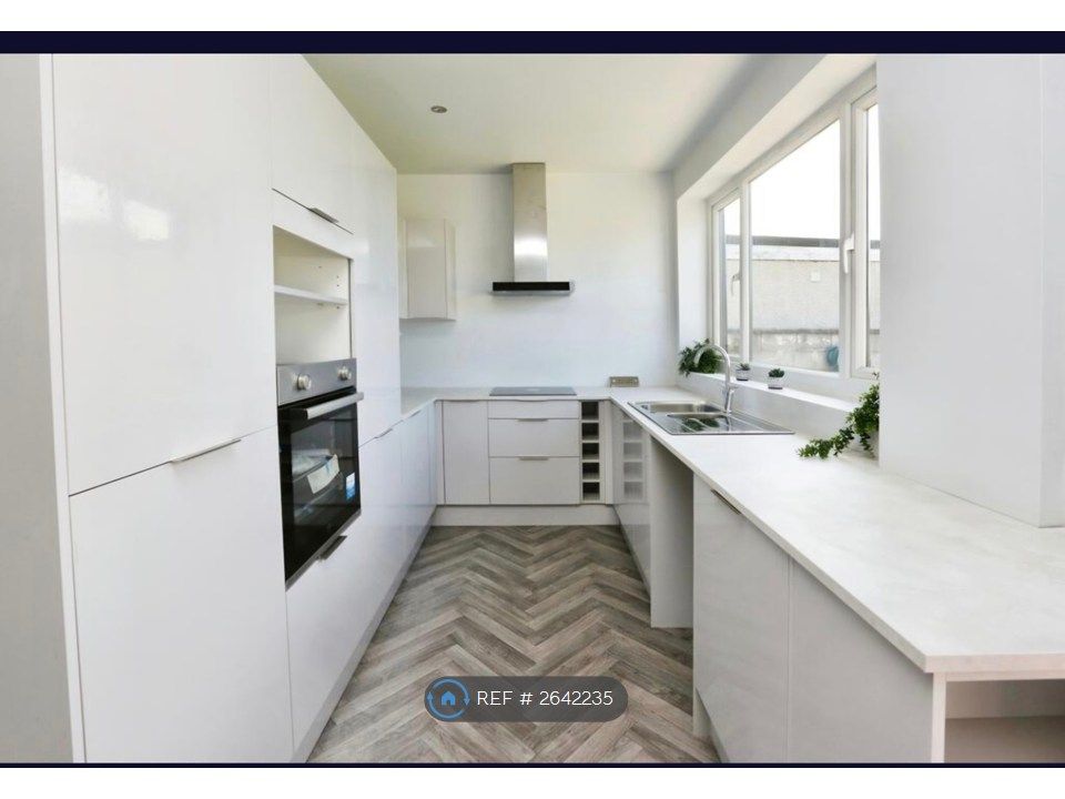 Property photo 2 of 17 Kitchen