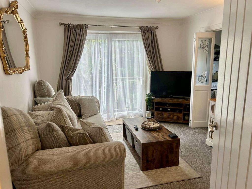 Property photo 3 of 10 Lounge