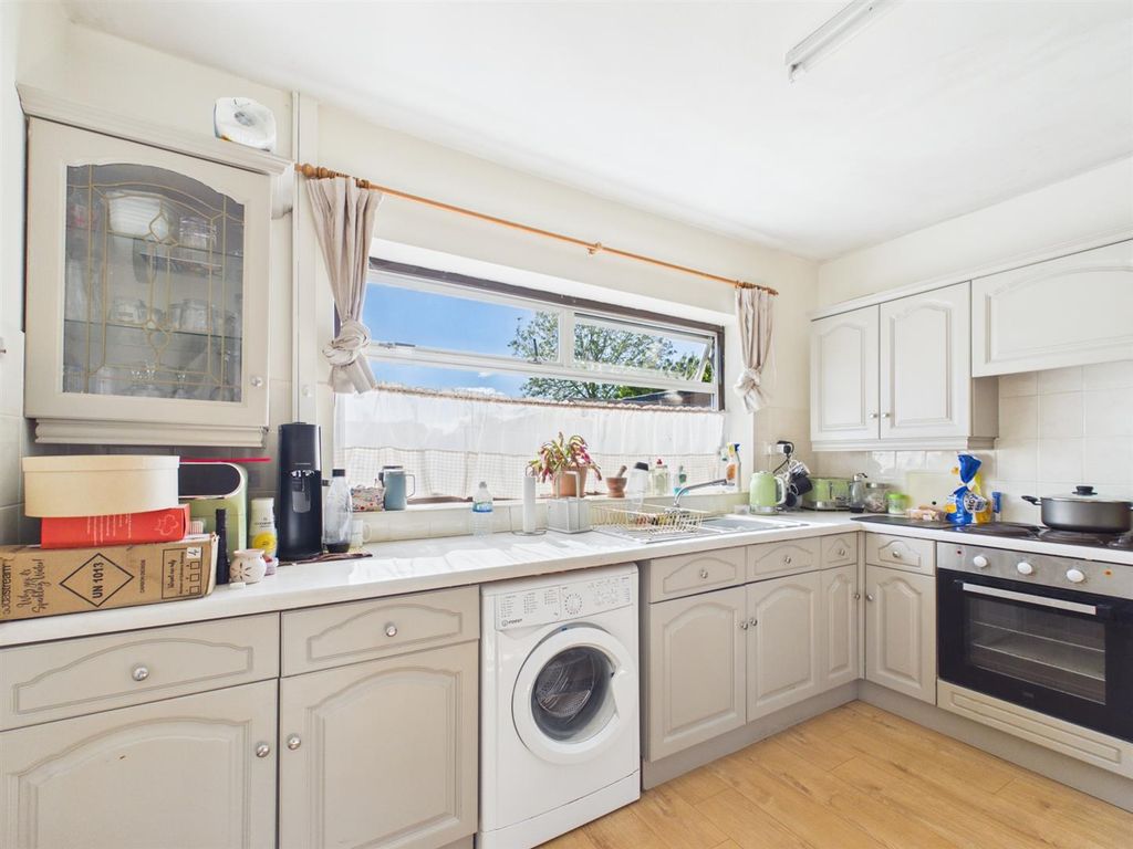 Property photo 2 of 8 Kitchen