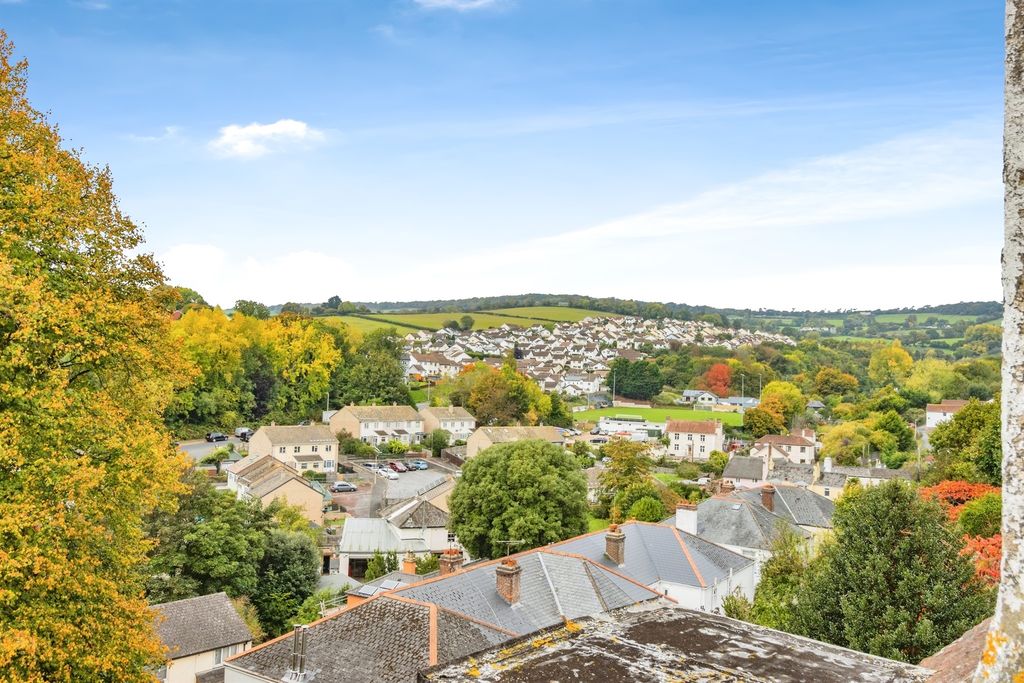 Property photo 2 of 33