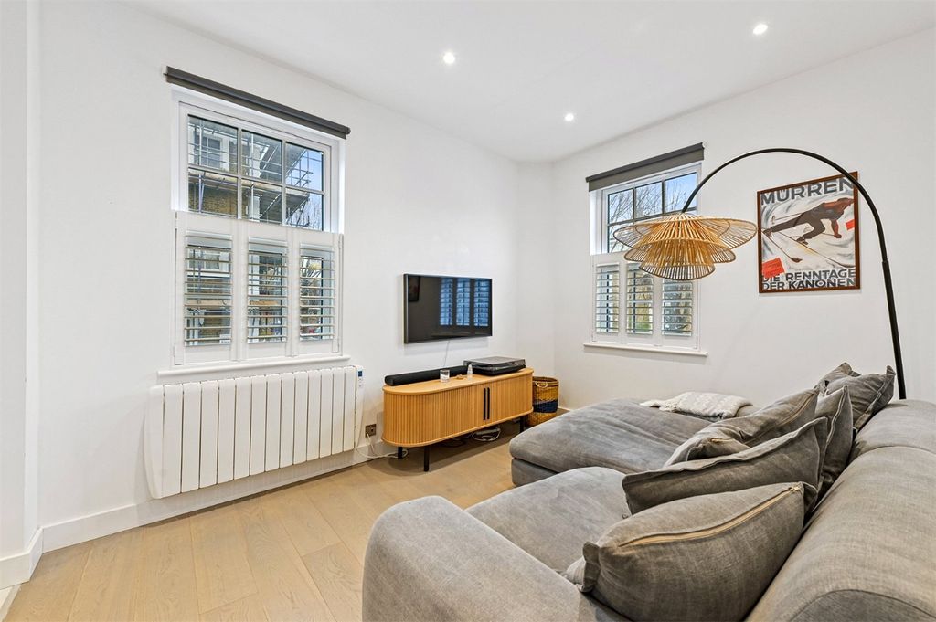 Property photo 2 of 10 King Edward's Rd E9