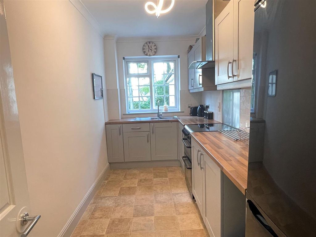 Property photo 2 of 11 Kitchen