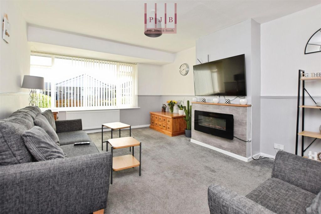 Property photo 2 of 12 Lounge.Jpg