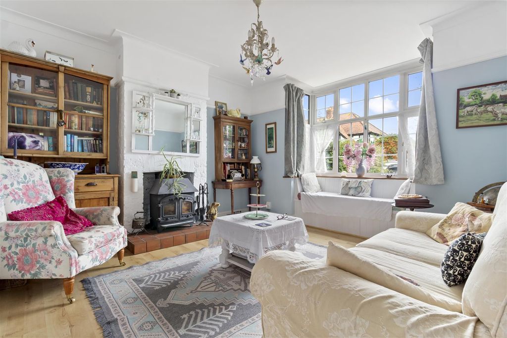 Property photo 2 of 30 21 Beaumont Road-001.Jpg