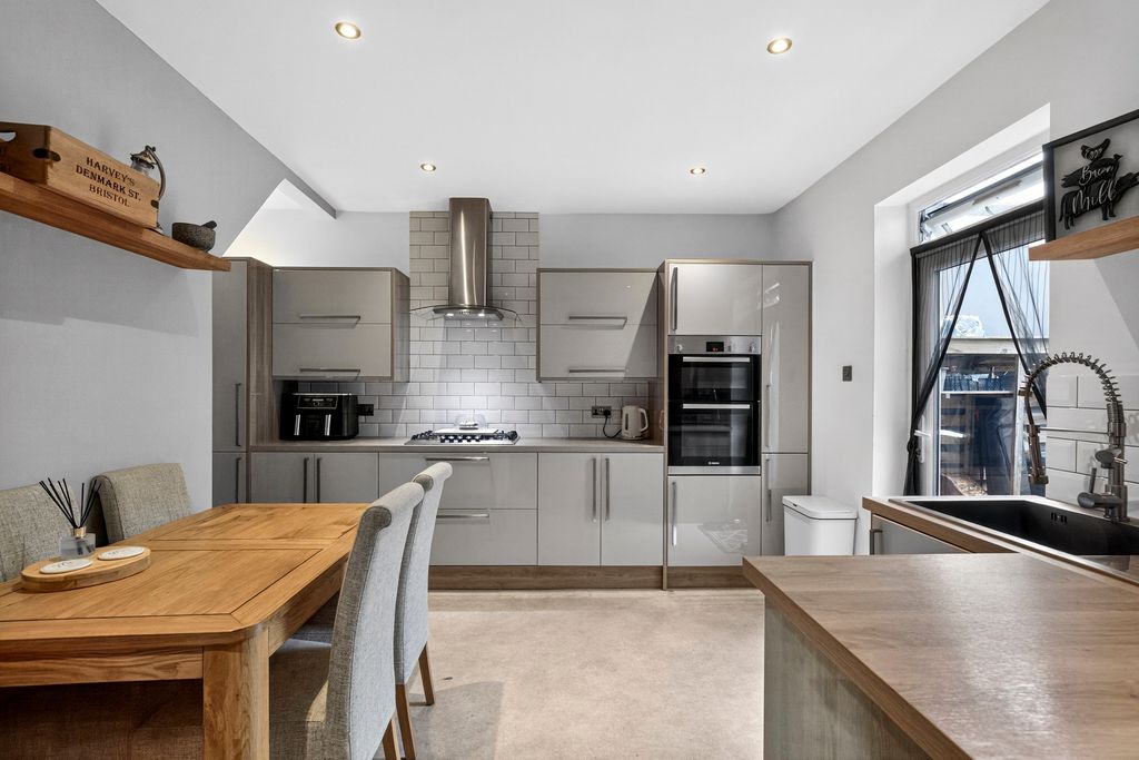 Property photo 3 of 20 Kitchen