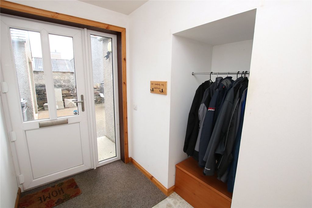 Property photo 3 of 37 Vestibule