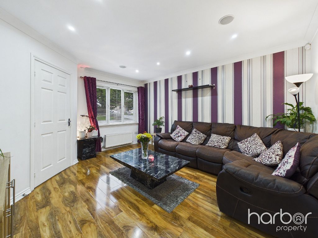 Property photo 3 of 18 4870025