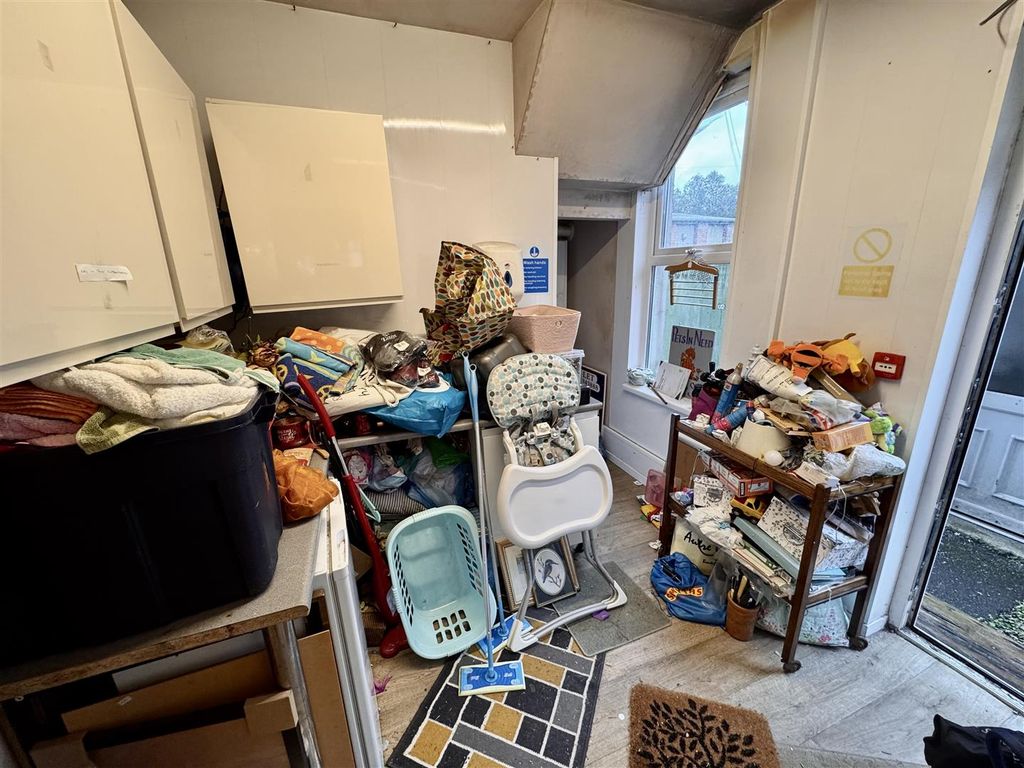 Property photo 3 of 17 Kitchen